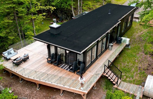 La Conception Cabin | A cabin of windows amongst the trees- 15 mins from Mont Tremblant!