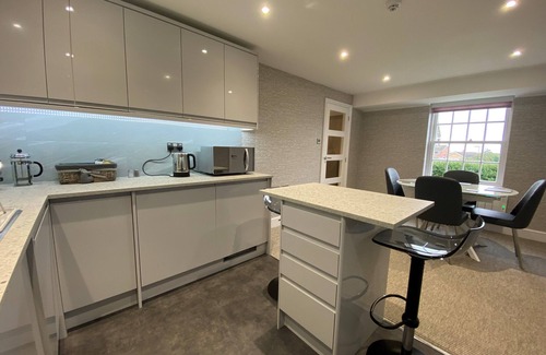 Pagham Apartment | A charming 2-bed suite 15 mins away from Chichester & Glorious Goodwood!