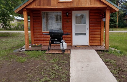 Columbia Falls Cabin | A charming cabin close to Glacier National Park, Flathead Lake, and ski resorts.