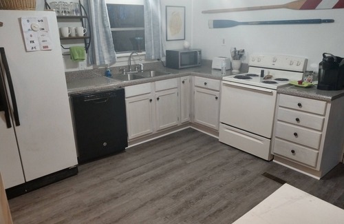 Cave Spring House | A cosy, quiet cabin with a hillop water view.