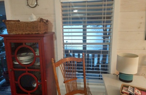 Cave Spring House | A cosy, quiet cabin with a hillop water view.