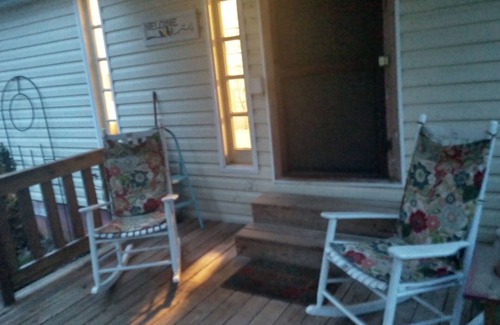 Cave Spring House | A cosy, quiet cabin with a hillop water view.