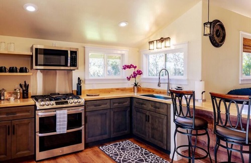 Hawi House | A Cozy Cabin in the Country