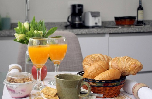 La Candelaria Apartment | A Cozy Nest in the Historic Heart of Bogotá: nDesigner Flat with Mountain Views!