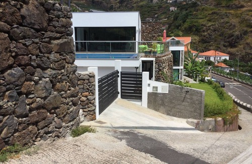 Canhas House | A dream: Tabua Lodge junction of VR1 East-West and VE4 North-South