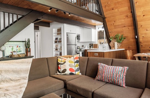 Summit Estates Cabin | A Frame Cabin Spa Mountain Bike Lake + AC Walk to Snow Summit