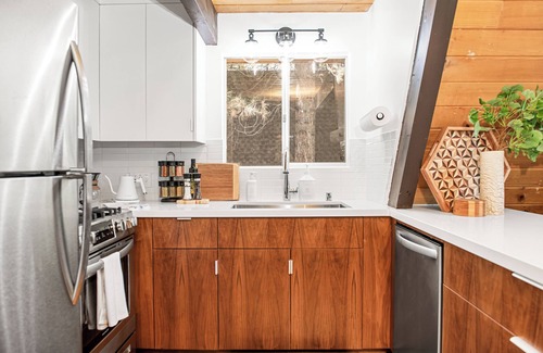 Summit Estates Cabin | A Frame Cabin Spa Mountain Bike Lake + AC Walk to Snow Summit