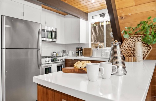 Summit Estates Cabin | A Frame Cabin Spa Mountain Bike Lake + AC Walk to Snow Summit