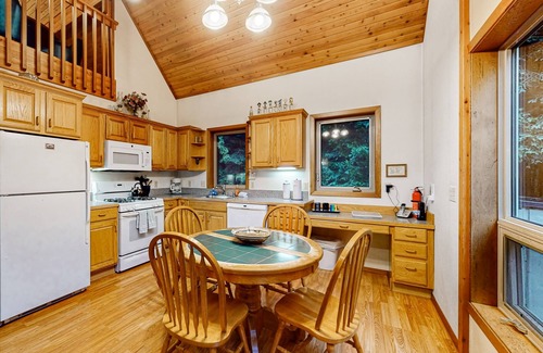 Mendocino House | A-Frame Getaway w/Deck, Private Hot Tub - Close to Mendocino