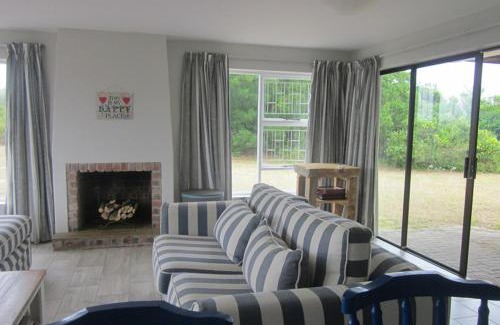 Cape Saint Francis House | A fresh, beachy and elevated home