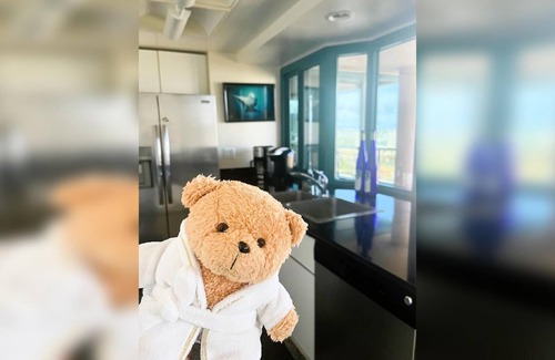 McCully - Moiliili Condo | A Gallery of Views and Art at the Waikiki Landmark