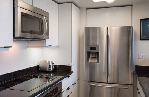 McCully - Moiliili Condo | A Gallery of Views and Art at the Waikiki Landmark