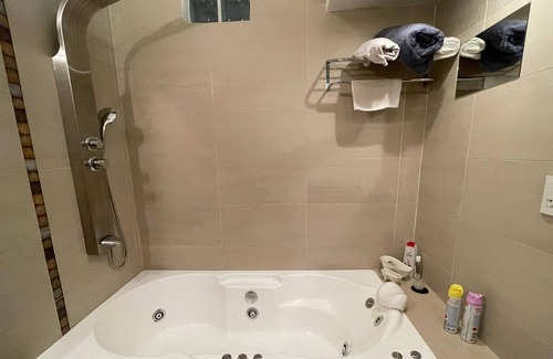 Cordoba House | A great room with a comfortable bathroom with hot tub