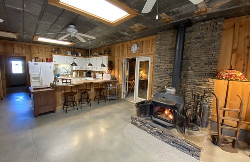 Toccoa House | A hidden pet friendly Industrial Farmhouse Cottage with a surprising view