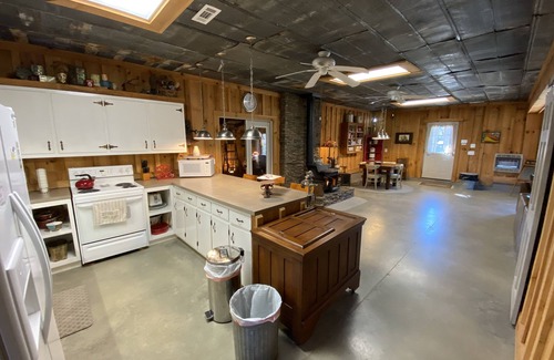 Toccoa House | A hidden pet friendly Industrial Farmhouse Cottage with a surprising view