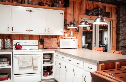 Toccoa House | A hidden pet friendly Industrial Farmhouse Cottage with a surprising view