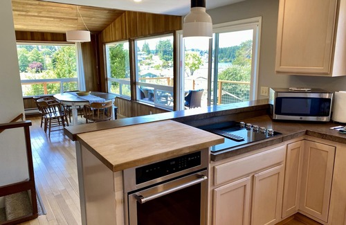Freeland House | A Home On The Harbor- Beach, Water Views, Quiet