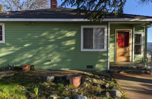 Clearlake Park House | A lake, a mountain and the house with the red door