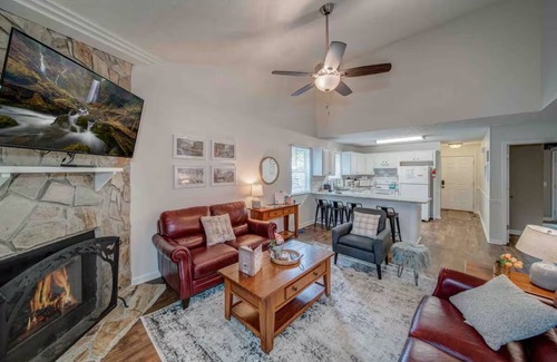 Helen Cottage | A+ Location! Only 1 mile to downtown Helen. SUPER Clean 2 Bedroom/2 Bath.