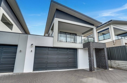 McCracken House | A+ Location | Views | Games | Balcony | BBQ+Dining