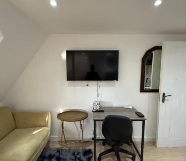 Gooshays Apartment | A Lovely and Cosy Studio Apartment
