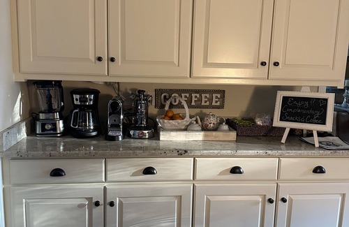 Middletown House | A Luxury Estate, Elegant, Historical, Hot Tub, Salt Water Pool ~The White Lion~