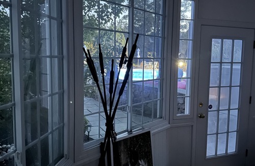 Middletown House | A Luxury Estate, Elegant, Historical, Hot Tub, Salt Water Pool ~The White Lion~