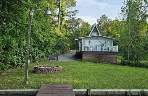 Warwick House | A-mazing clean and cozy Lakefront cottage! (Specials available)