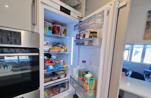 Bare Apartment | A Modern 2 Bedroom Apartment in the Quiet Leafy Grove, Close to the sea Front