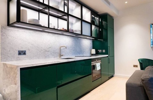 Canary Wharf Apartment | A modern and stylish apartment with balcony in the centre of Canary Wharf.
