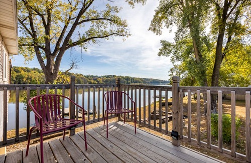 East Dubuque House | A MUST SEE! 2BR Lakefront Home w/Boats & More!