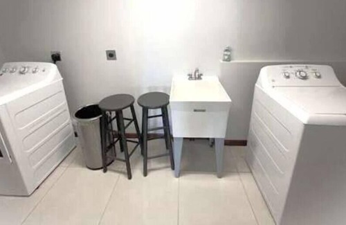 Notre Dame Apartment | A Notre Dame 2BR Classic Apt - 4 mins to NDU