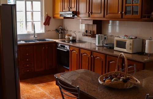 Tabua House | A peaceful, relaxing place with privileged view of the sea.