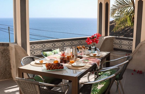 Tabua House | A peaceful, relaxing place with privileged view of the sea.