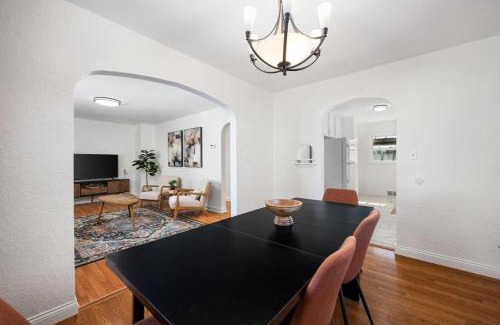 Peoria Heights House | A Pop of Color - 3BD in the Heights w 3 King Beds