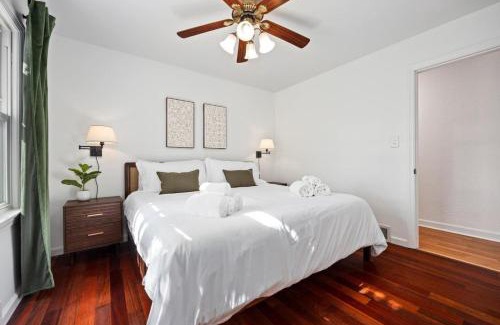 Peoria Heights House | A Pop of Color - 3BD in the Heights w 3 King Beds