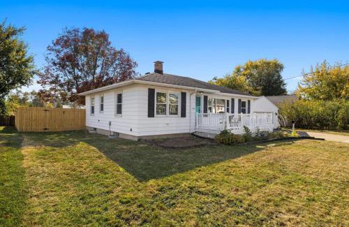 Peoria Heights House | A Pop of Color - 3BD in the Heights w 3 King Beds