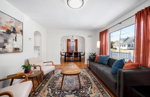 Peoria Heights House | A Pop of Color - 3BD in the Heights w 3 King Beds