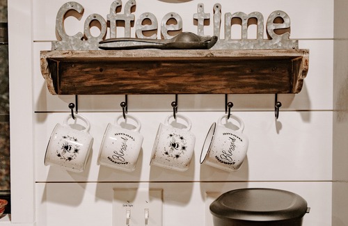 Bryson City Cabin | A Quiet Getaway in a True "Mountain Cabin" with all the Amenities!