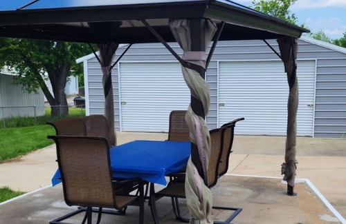 Perry House | A real charmer built in 1915 , pet friendly , located next to Mark Twain lake.