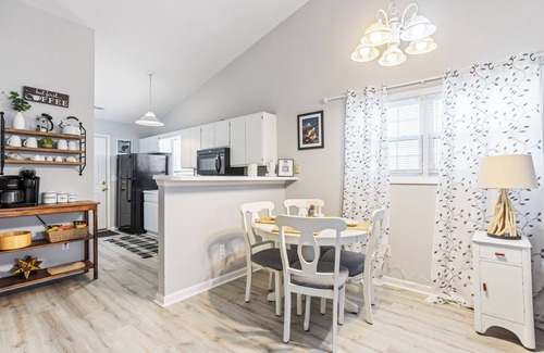 Myrtle Grove House | A Real Southern Charm- Dog Friendly- less than 3 miles to Carolina Beach