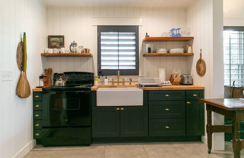 Silver Creek Cottage | A secluded haven on 5,000 acres in NW Georgia, just 45 minutes from Atlanta and Chattanooga, and a quick 10-minute drive to downtown Rome. Explore private trails along the Etowah river, bask in wildlife, and gaze at mesmerizing stars. Your perfect es