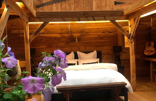 Te Horo House | A snug wood retreat yum uncooked breakfast with home baking and a bubbly treat.