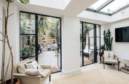 Leabridge House | A sophisticated large Hackney Town House perfect for family and friends