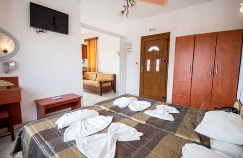 Anaxos Apartment | A spacious and bright studio with balcony