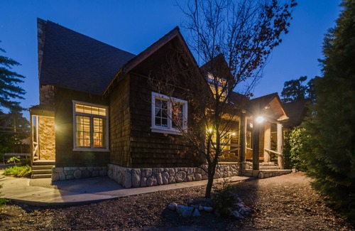 Twin Peaks Hotel | A spacious mountain lodge rich in history that’s perfect for all ages to experience a unique mountain vacation in a beautiful forest setting