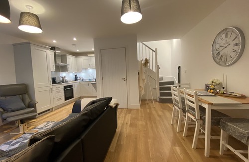 New Forest District Cottage | A stroll to Ringwood, near to New Forest & South Coast Beaches. Private Parking