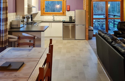 Scunthorpe Cabin | A three bedroom lodge with a master bedroom served by an en-suite shower room, two further twin bedr