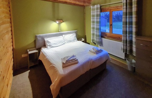 Scunthorpe Cabin | A three bedroom lodge with a master bedroom served by an en-suite shower room, two further twin bedr