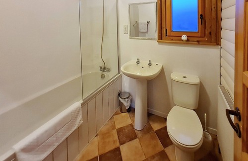 Scunthorpe Cabin | A three bedroom lodge with a master bedroom served by an en-suite shower room, two further twin bedr